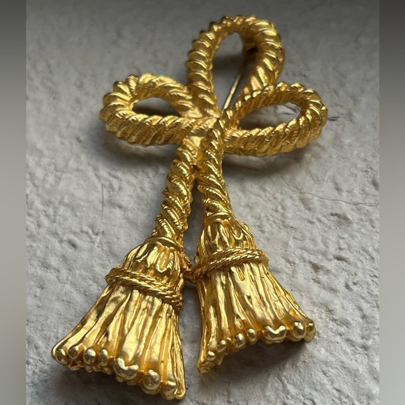 Elegant Gold Bow Brooch - Picture 2 of 3